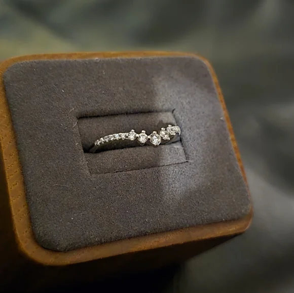 Beautiful Diamond Ring - Picture 3 of 5